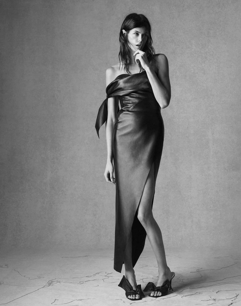 Дочка Кроуфорд в ошатній сукні грайливо попозувала для журналу