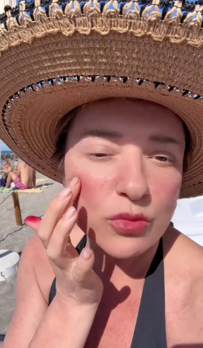 Наталія Могилевська зробила макіяж з кактуса на Тенерифе