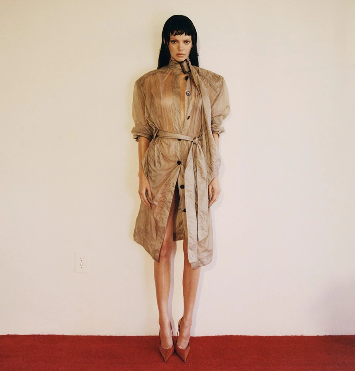 Кендалл Дженнер ефектно попозувала у тренчі