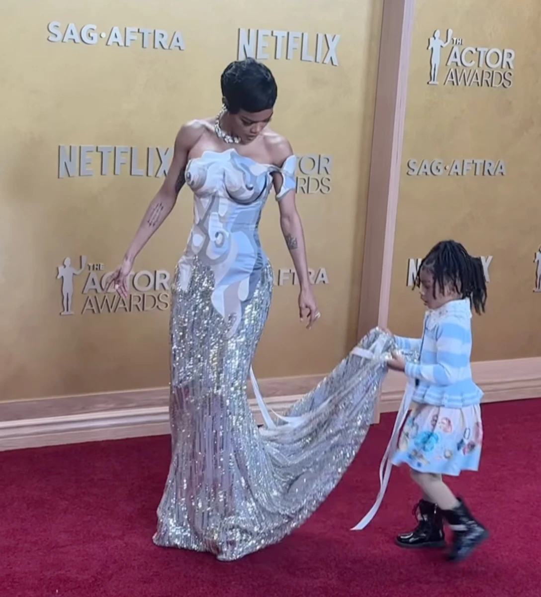 Теяна Тейлор замилувала появою з дочкою на хіднику