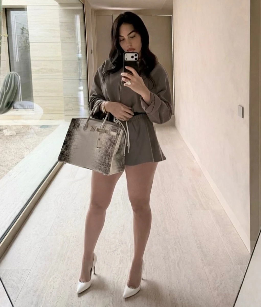 Наречена Роналду у міні показала апетитні ніжки