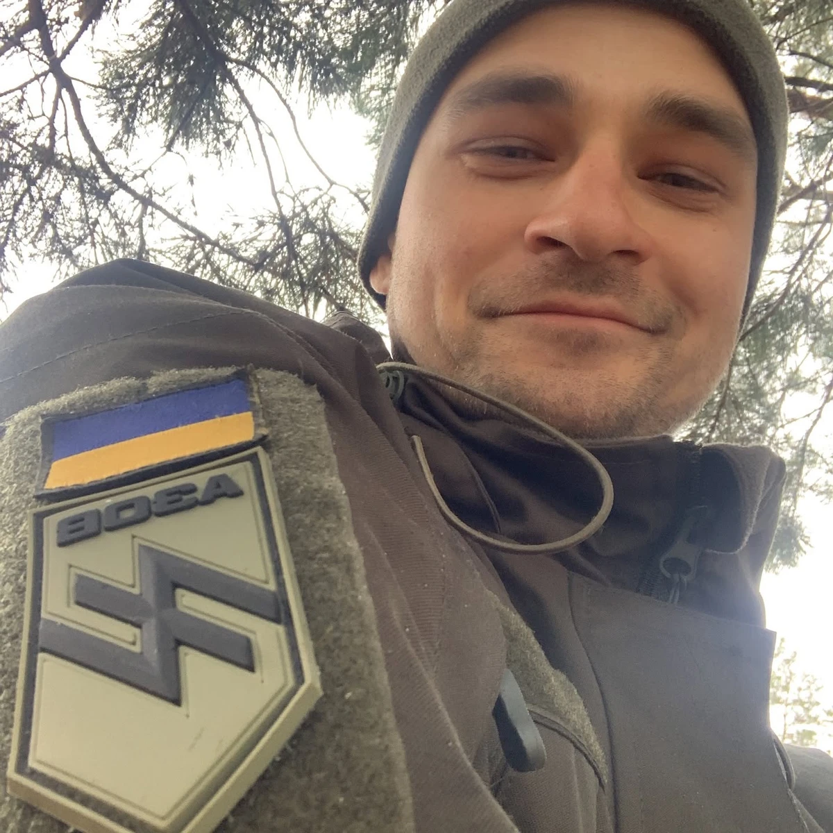 Данііл Мірешкін з патчем Азову
