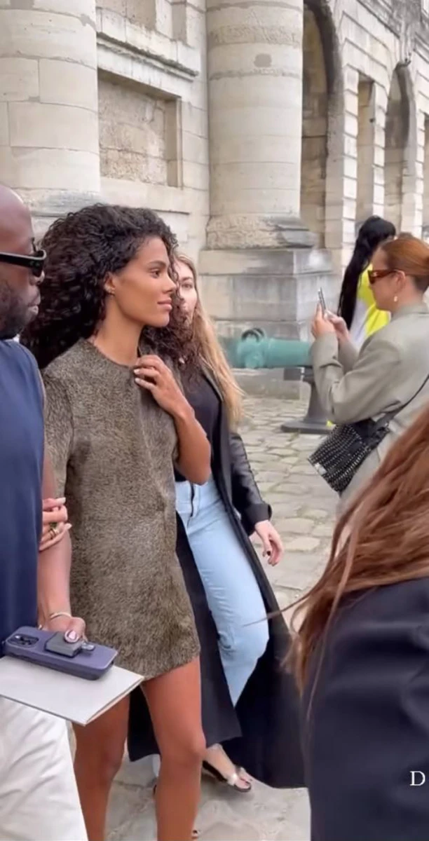 Модель вигуляла мінісукню