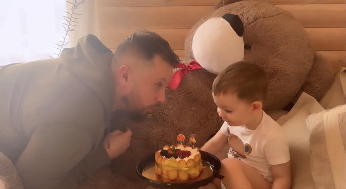 Хлопці разом задмухали дві свічки на тортику