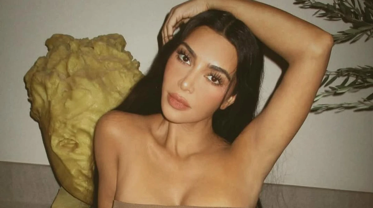 Кім Кардашян позує для фото