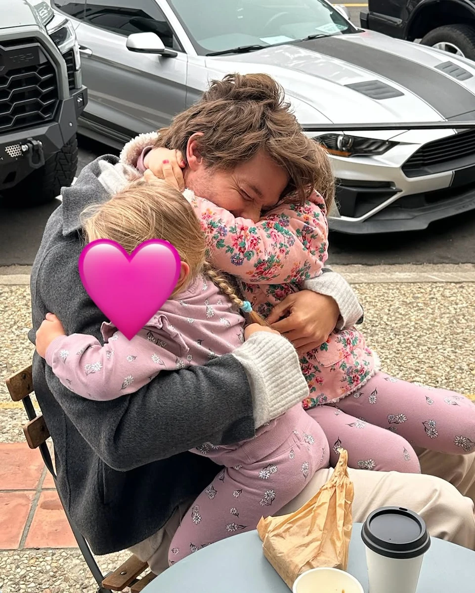 Патрік Шварценеггер обіймає доньок Кетрін