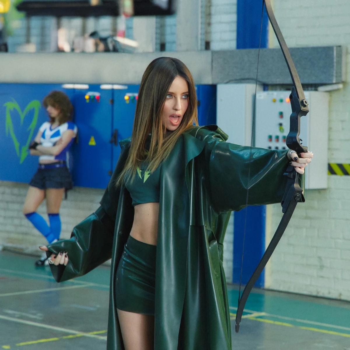 Надя Дорофєєва стріляє з лука