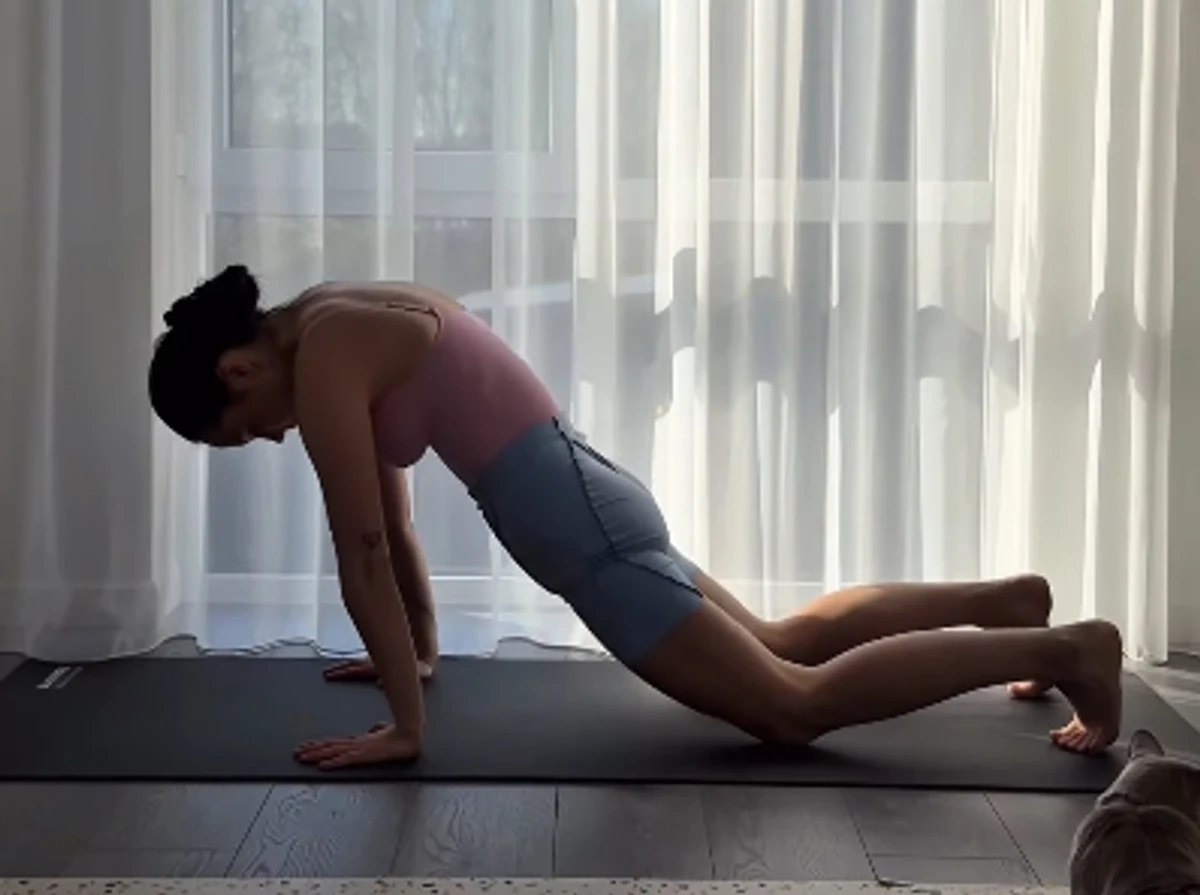 Дружина Євгенія Кота у шортах повгиналася для відео