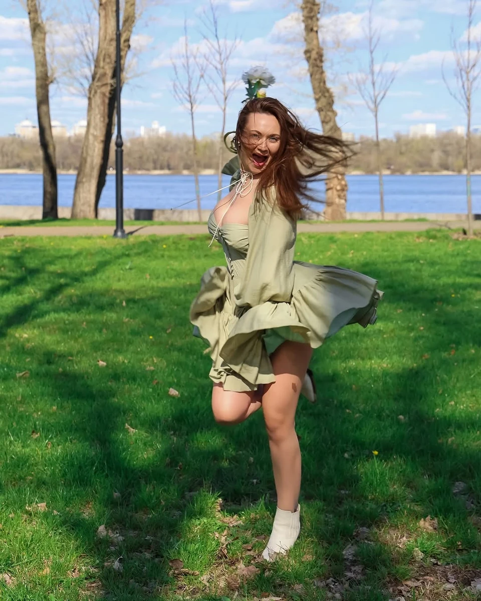 Анна Саліванчук позадирала свою сукню на природі