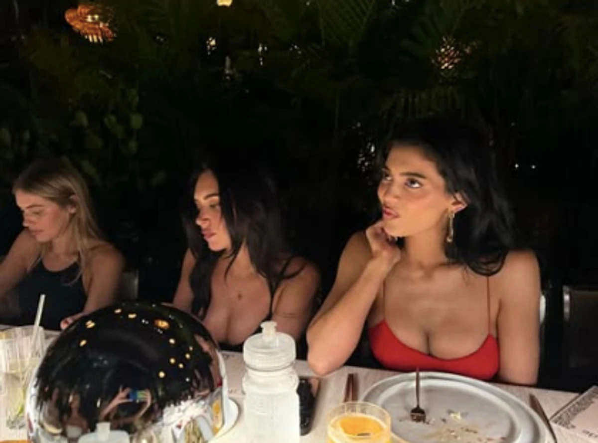 Кайлі Дженнер у декольтованому міні показалася на вечірці