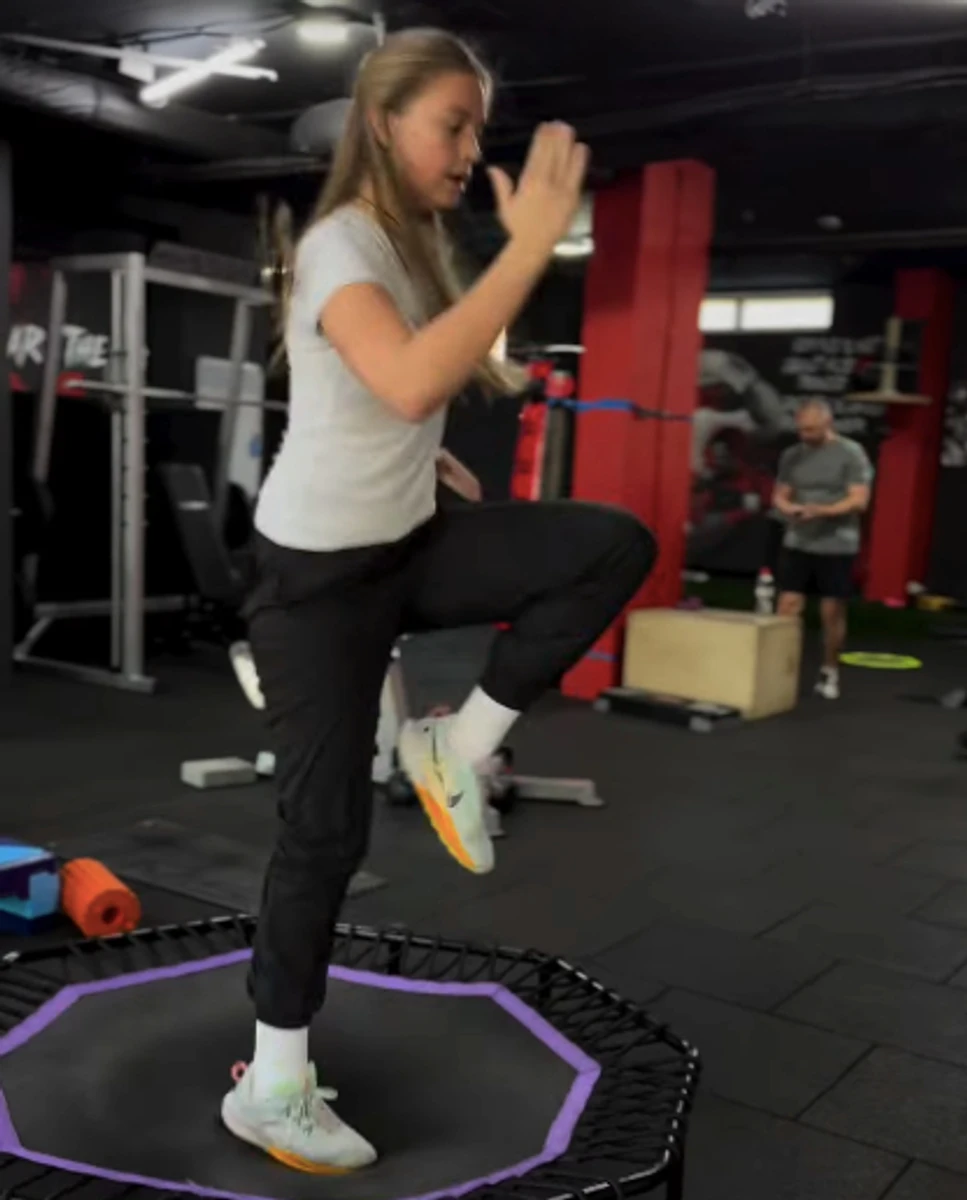 Дочка Усика продемонструвала швидкий біг на батуті