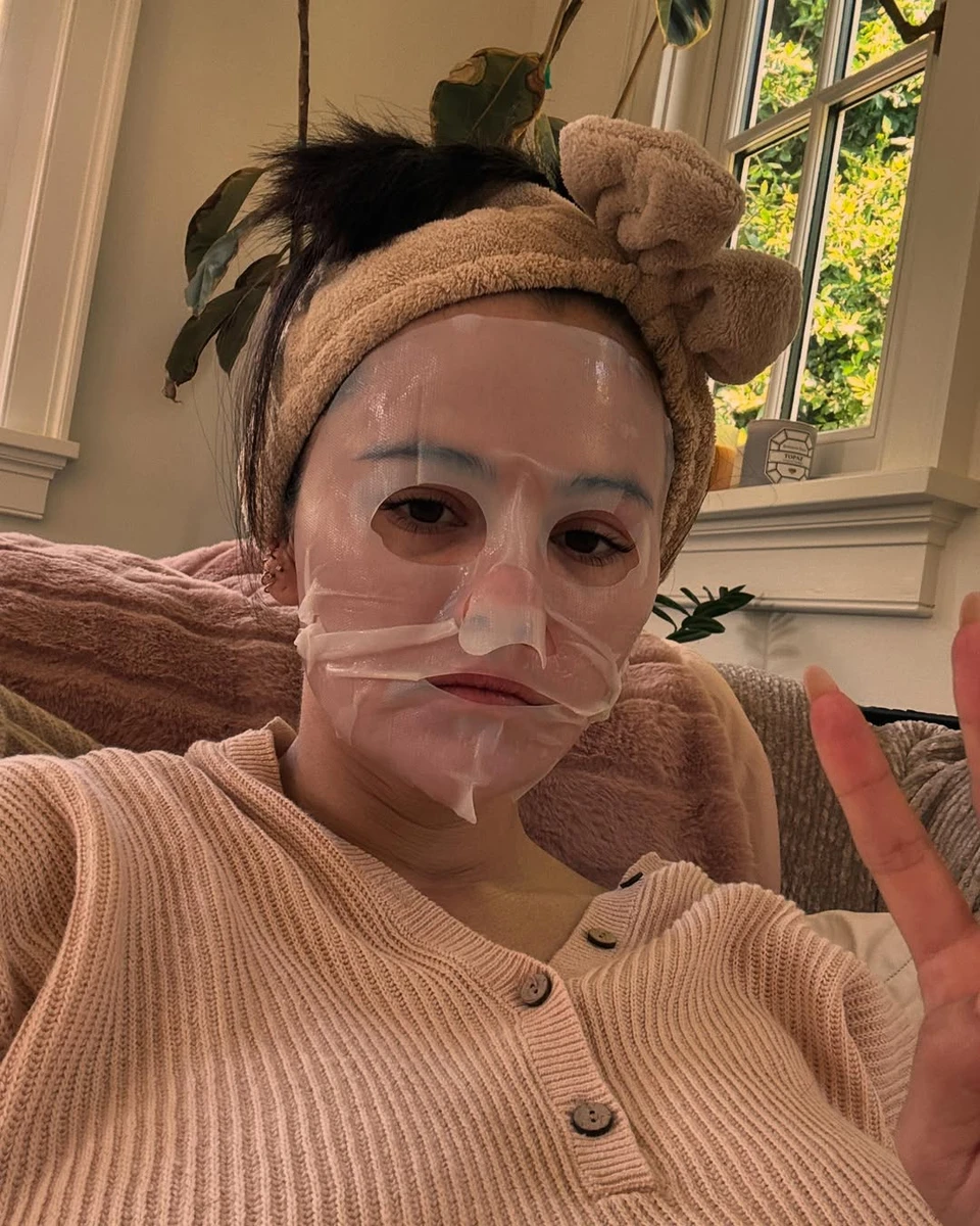 Селена Гомес показалася з маскою на обличчі