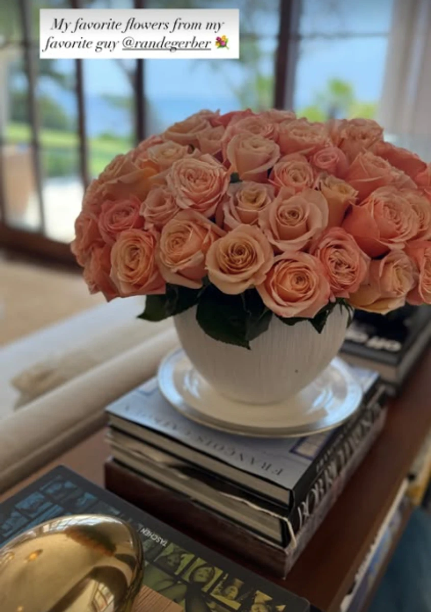 Сінді Кроуфорд отримала квіти від чоловіка в подарунок