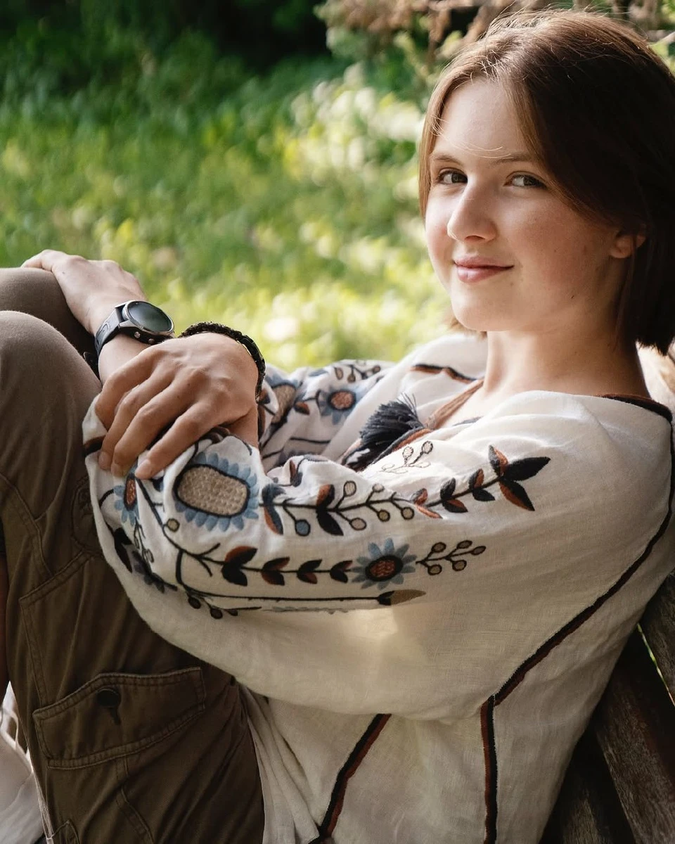 Донька Хамайко у вишиванці