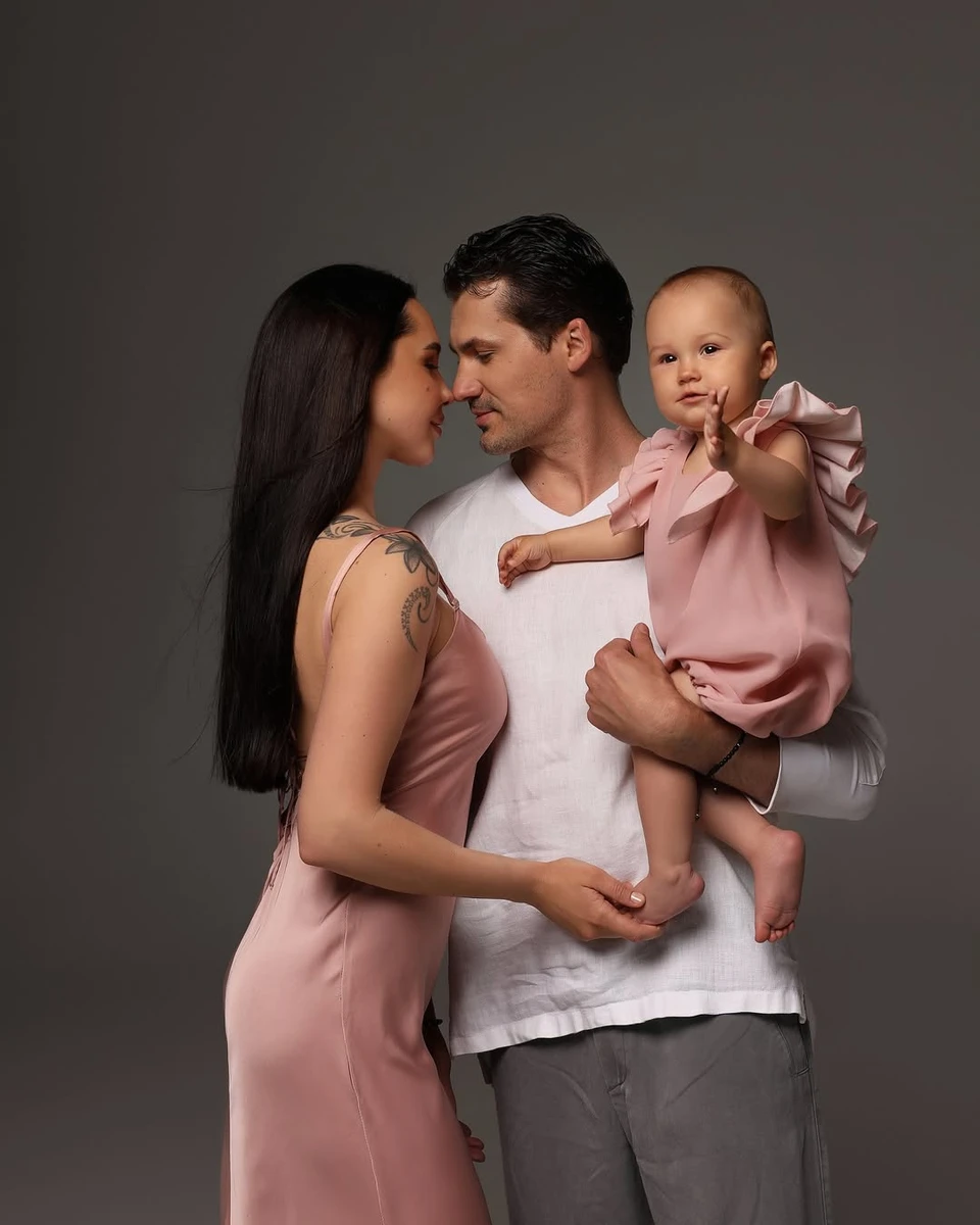 Кот притулився до Татарінцевої на сімейній фотосесії