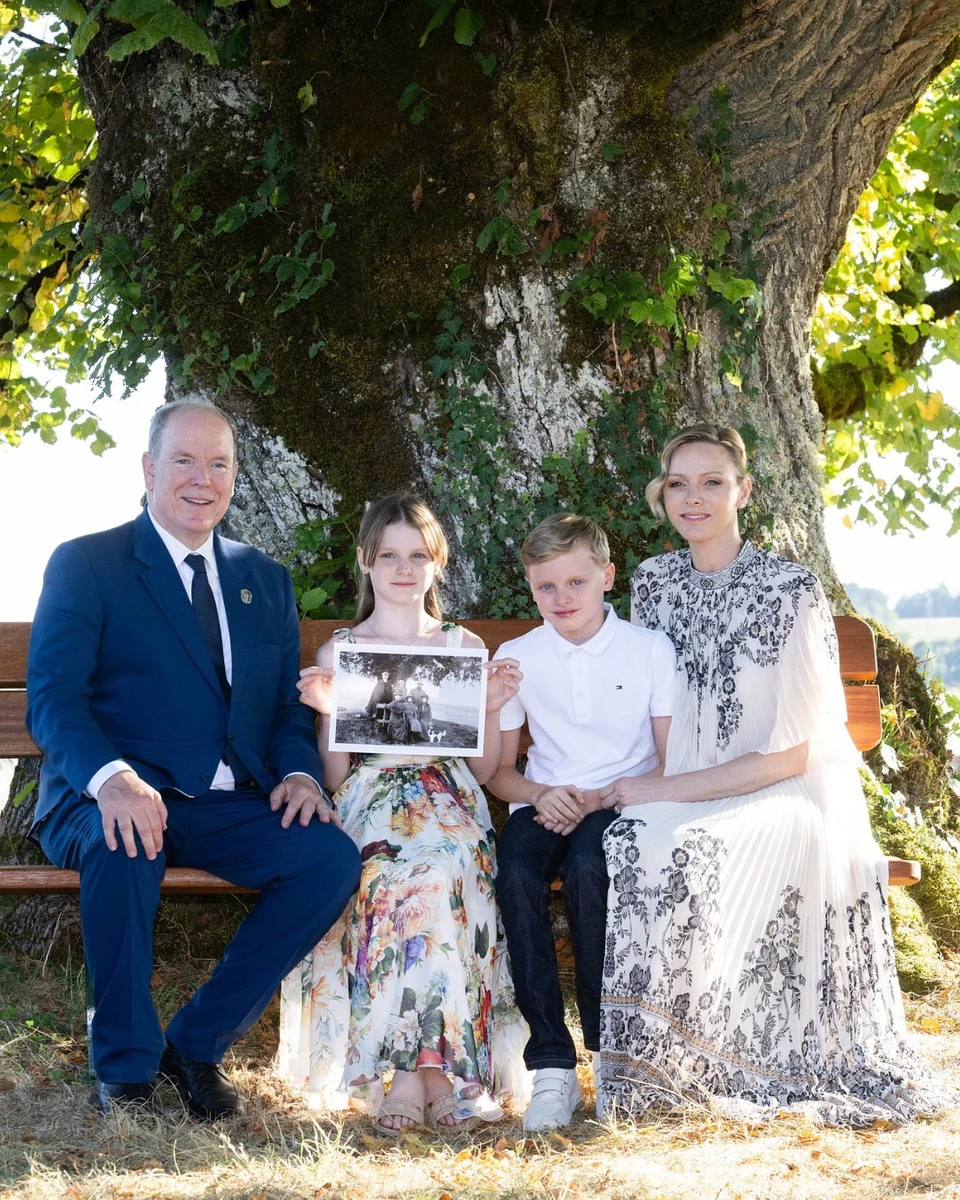 Княгиня Монако у ніжній сукні попозувала з чоловіком і дітьми