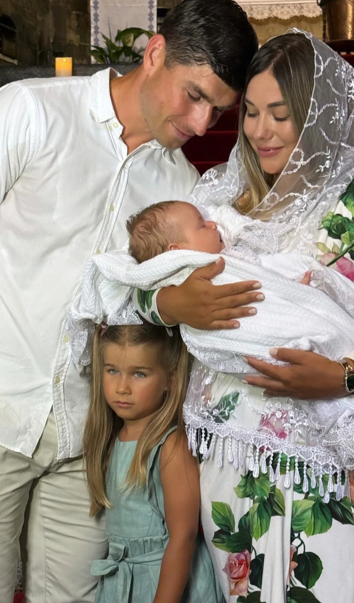 Руслан Маліновський з дружиною і дочкою показався на хрещенні сина