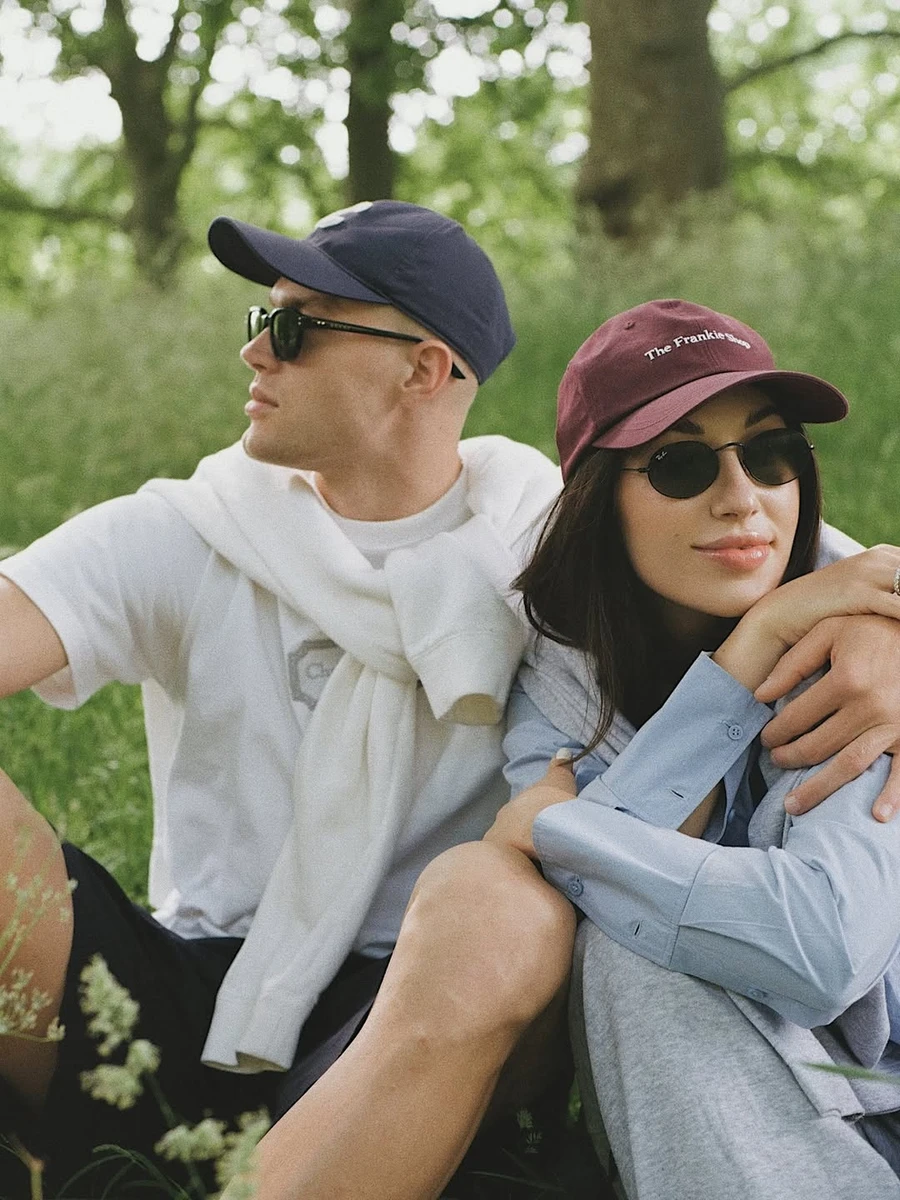 Артем Довбик обійняв кохану для ніжного фото