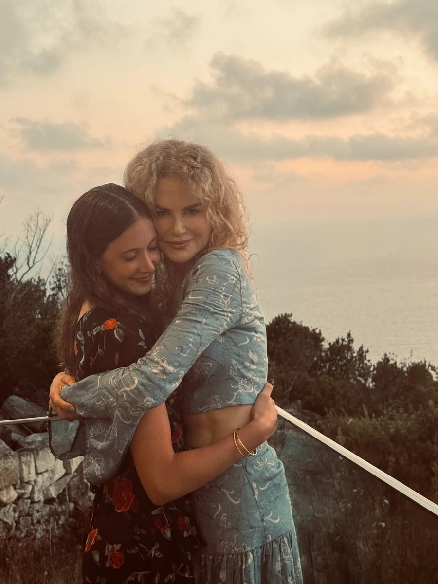 Ніколь Кідман у милому луці пообіймала дочку на відпочинку