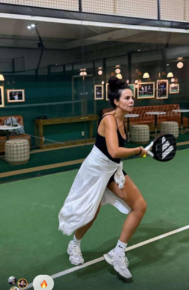 Каменських на корті з ракеткою