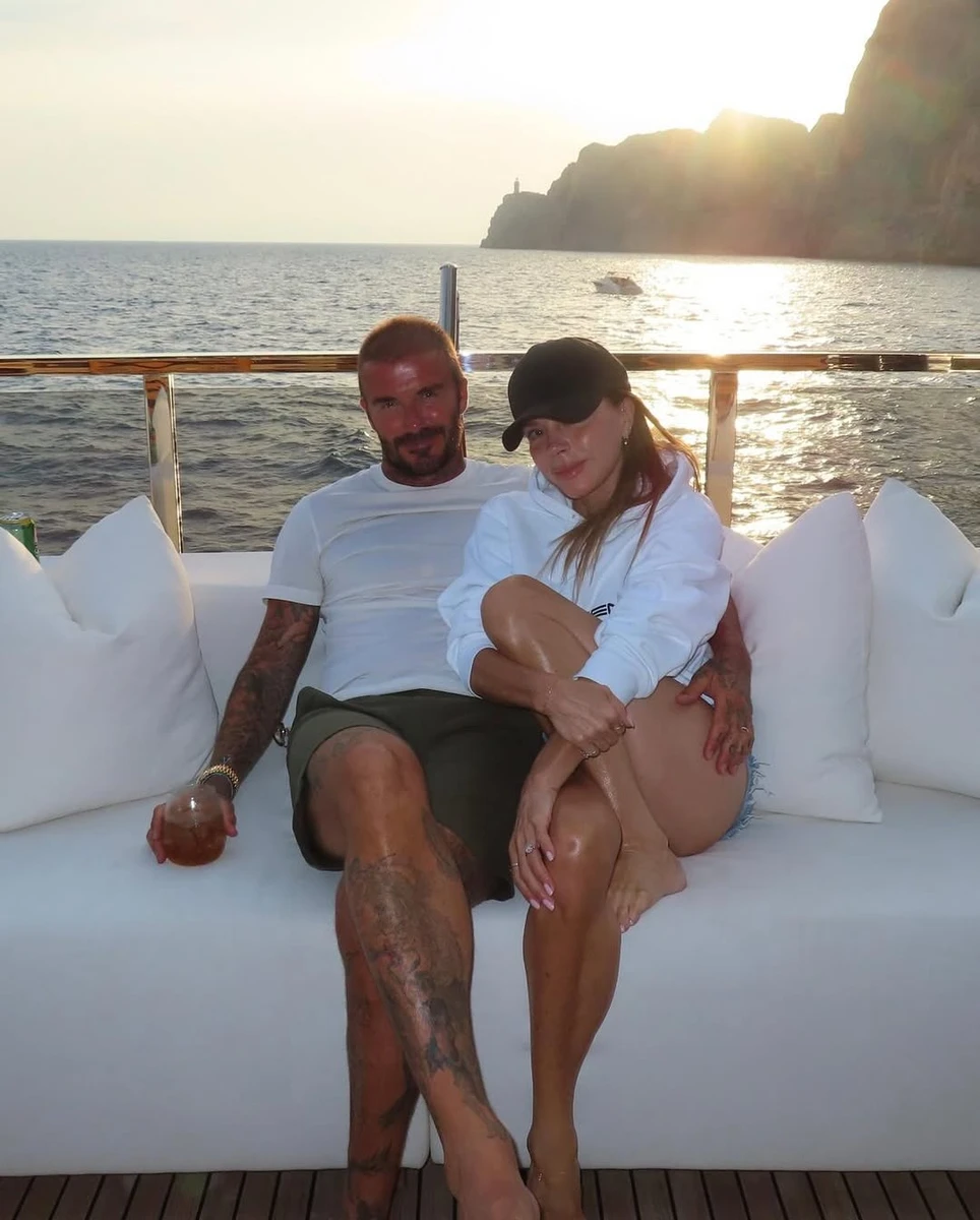 Девід і Вікторія Бекхеми у шортах пообіймалися на катері