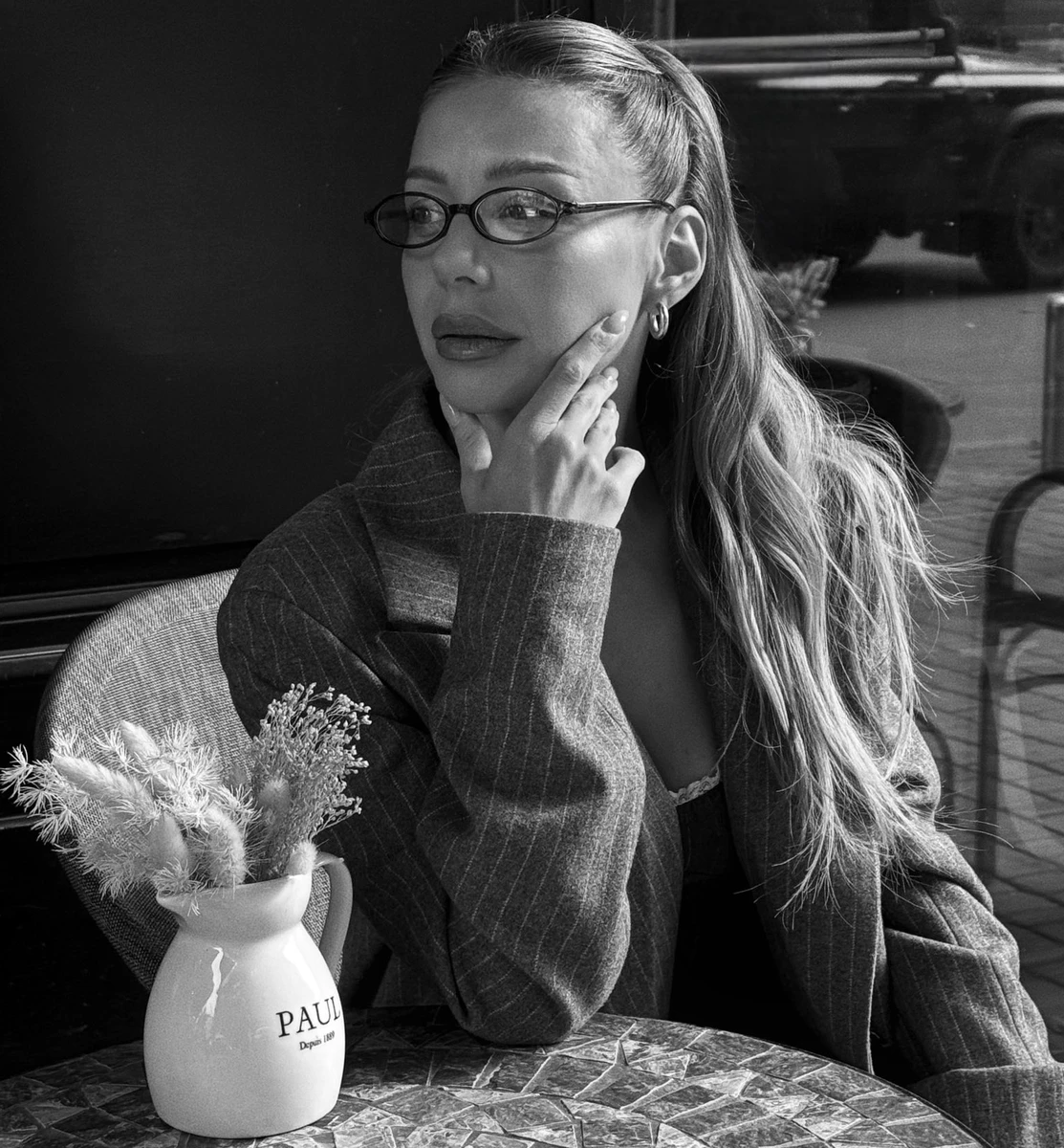 Тіна Кароль у сірому тренчі загадково попозувала для фото