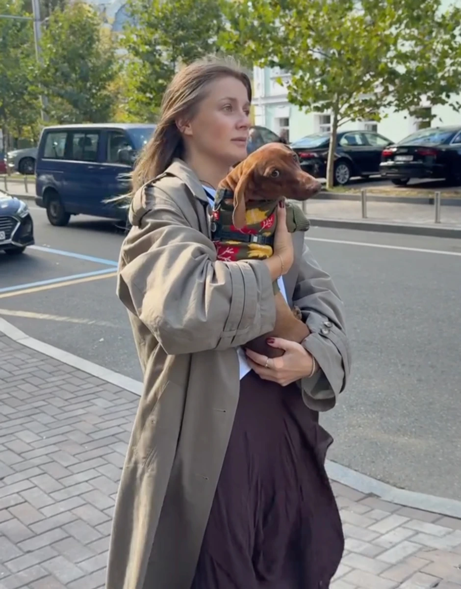 Співачка Кола з песиком на руках попозувала на вулиці