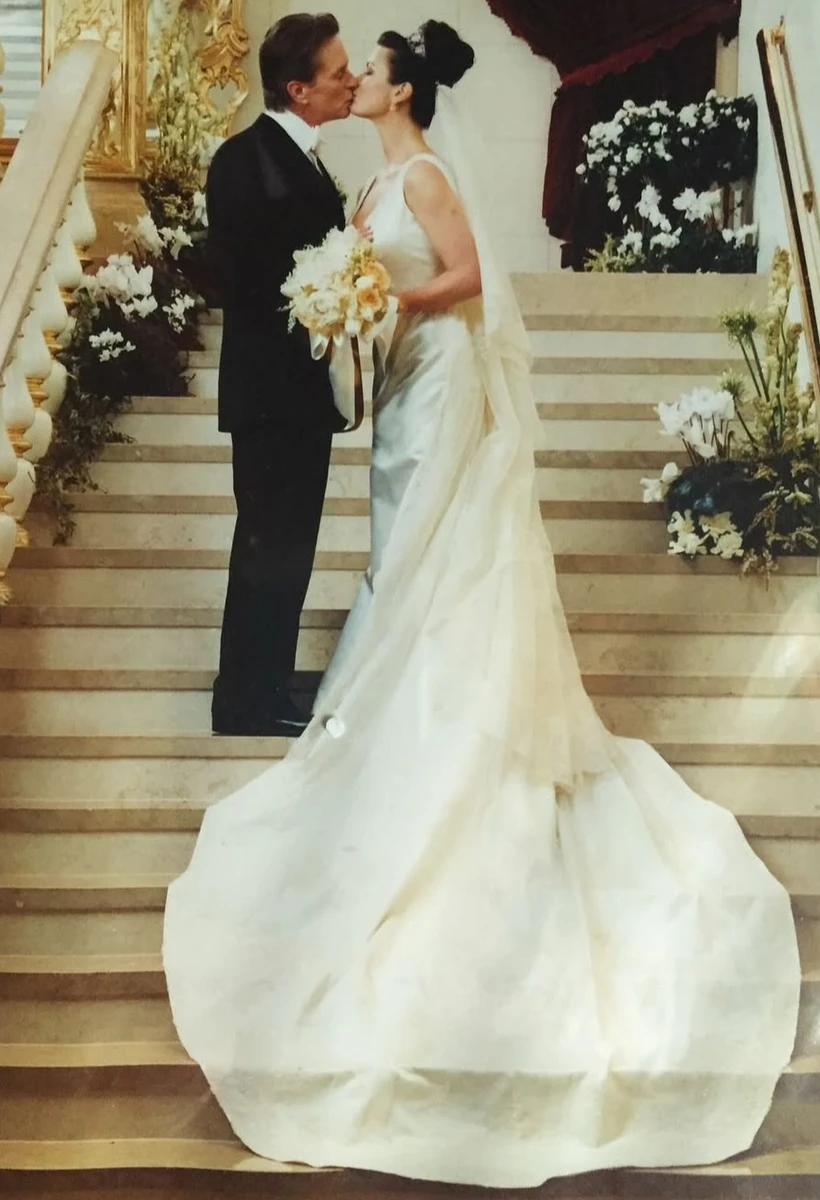 Кетрін Зета-Джонс і Майкл Дуглас показали цілунок на весіллі в день річниці