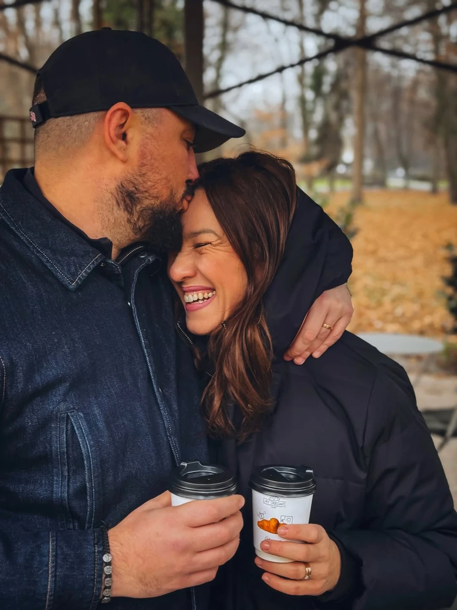 Наталка Карпа пообіймалася з чоловіком