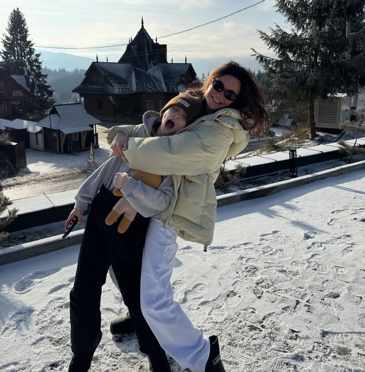 Даша Кацуріна обійняла дочку для зимових фото на Різдво