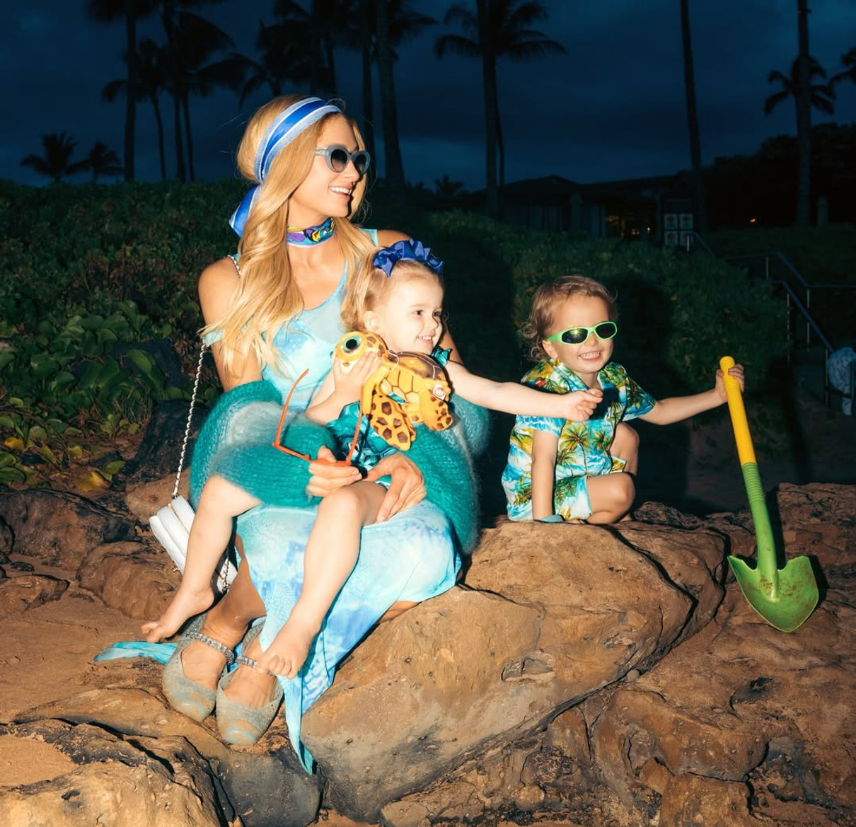 Періс Хілтон влаштувала розваги на пляжі з сином і дочкою