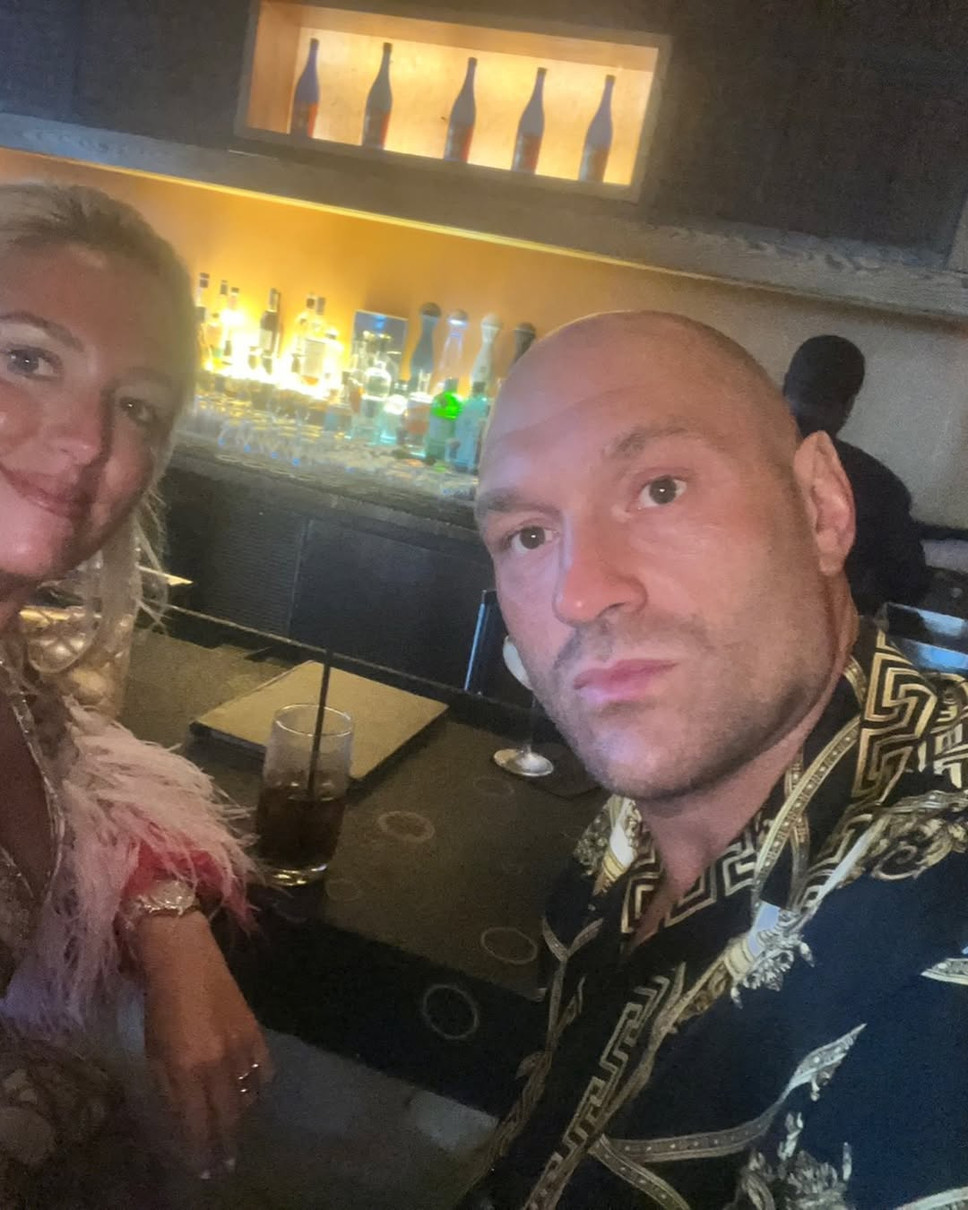 Тайсон Ф'юрі попозував з дружиною Періс в барі