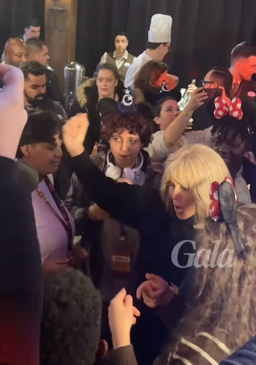 Дружина Макрона ефектно порозважалася з хворими дітьми в Діснейленді