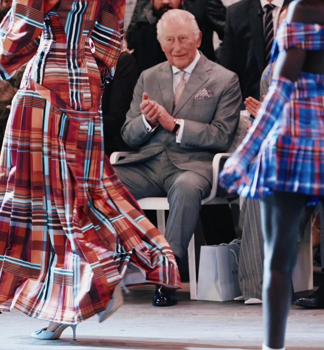 Король Чарльз у стильному костюмі подивився модний показ у Лондоні