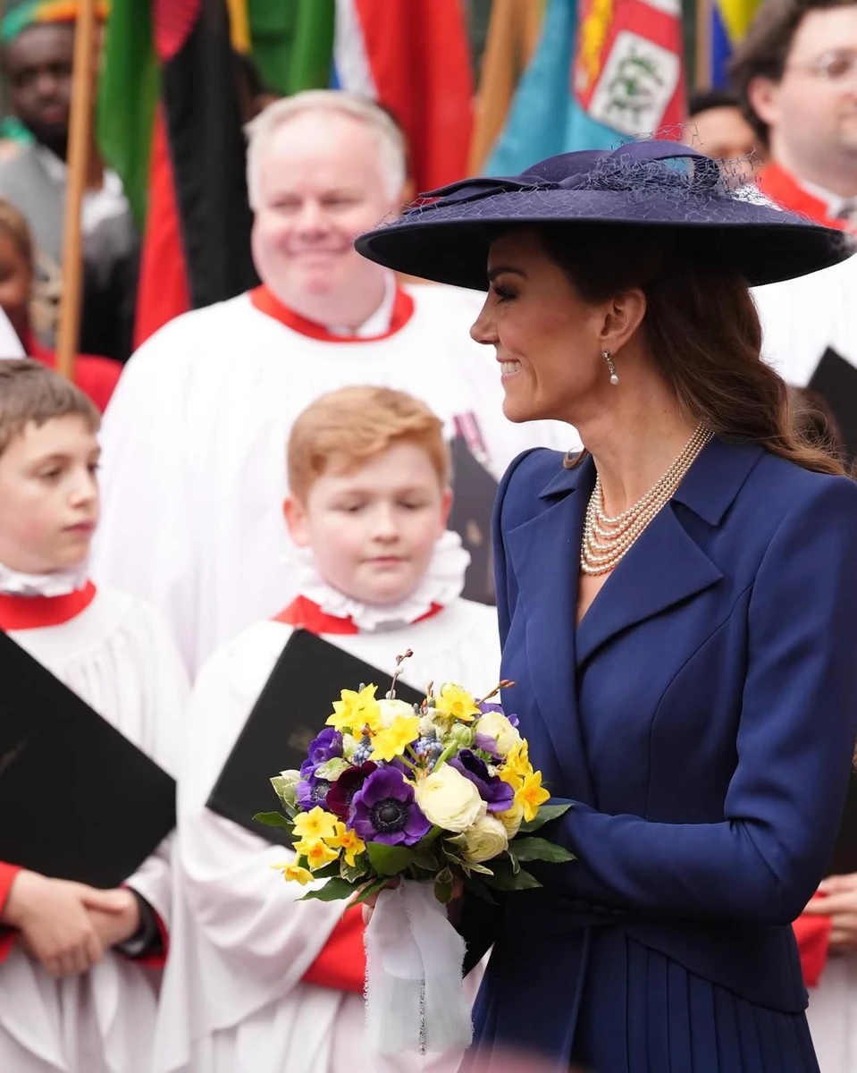 Кейт Міддлтон в елегантному образі та капелюшку попозувала на службі