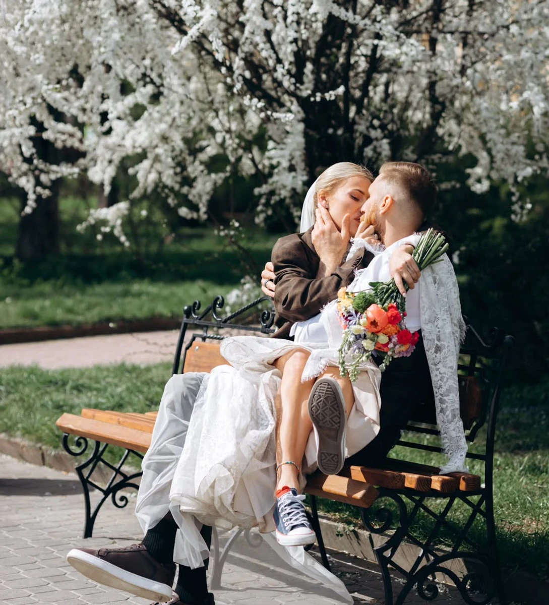 Військовий Павло Вишебаба зацілував свою дружину на лавці