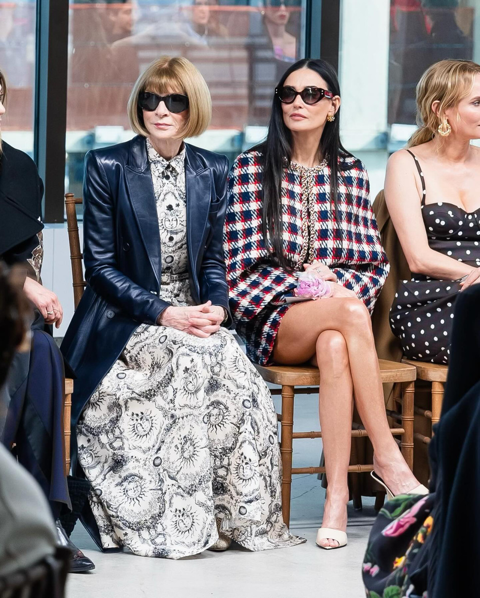 На показі Демі сиділа поруч з головною редакторкою американського Vogue Анною Вінтур 