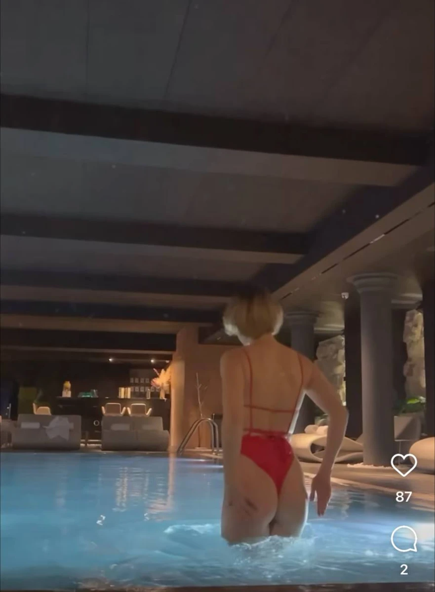 Луценко підставила стегна камері