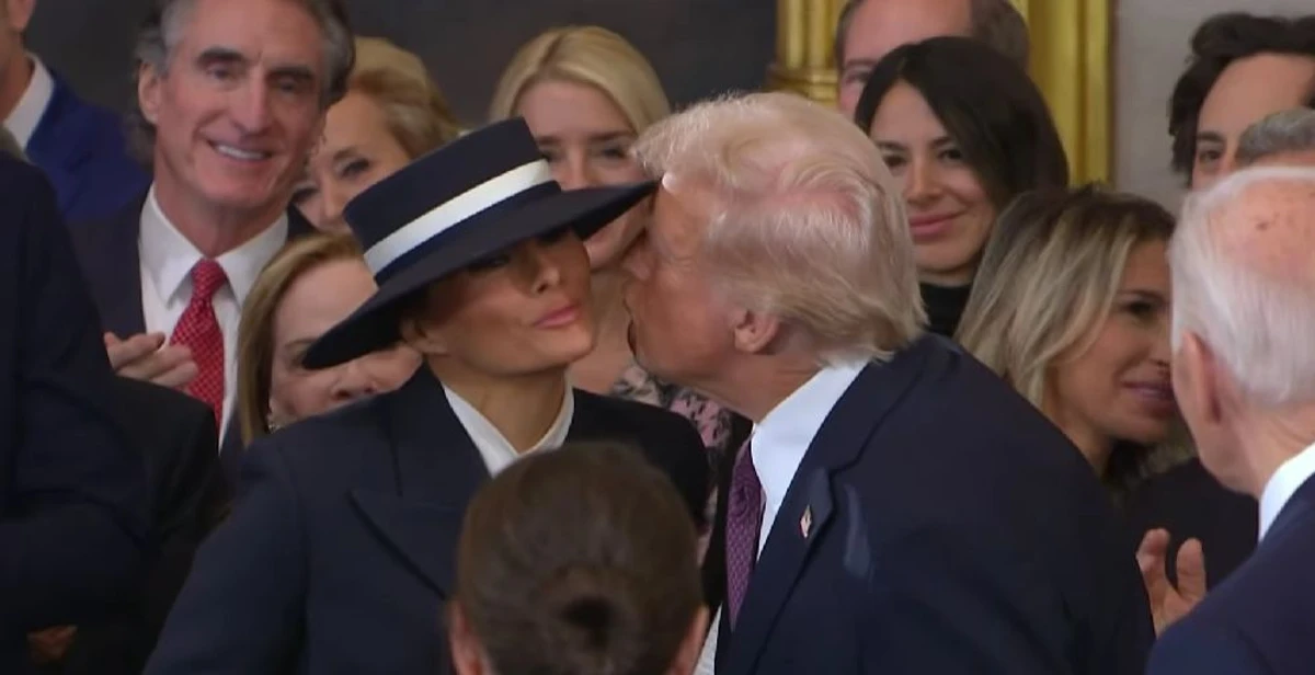 Трамп цілує Меланію на інавгурації