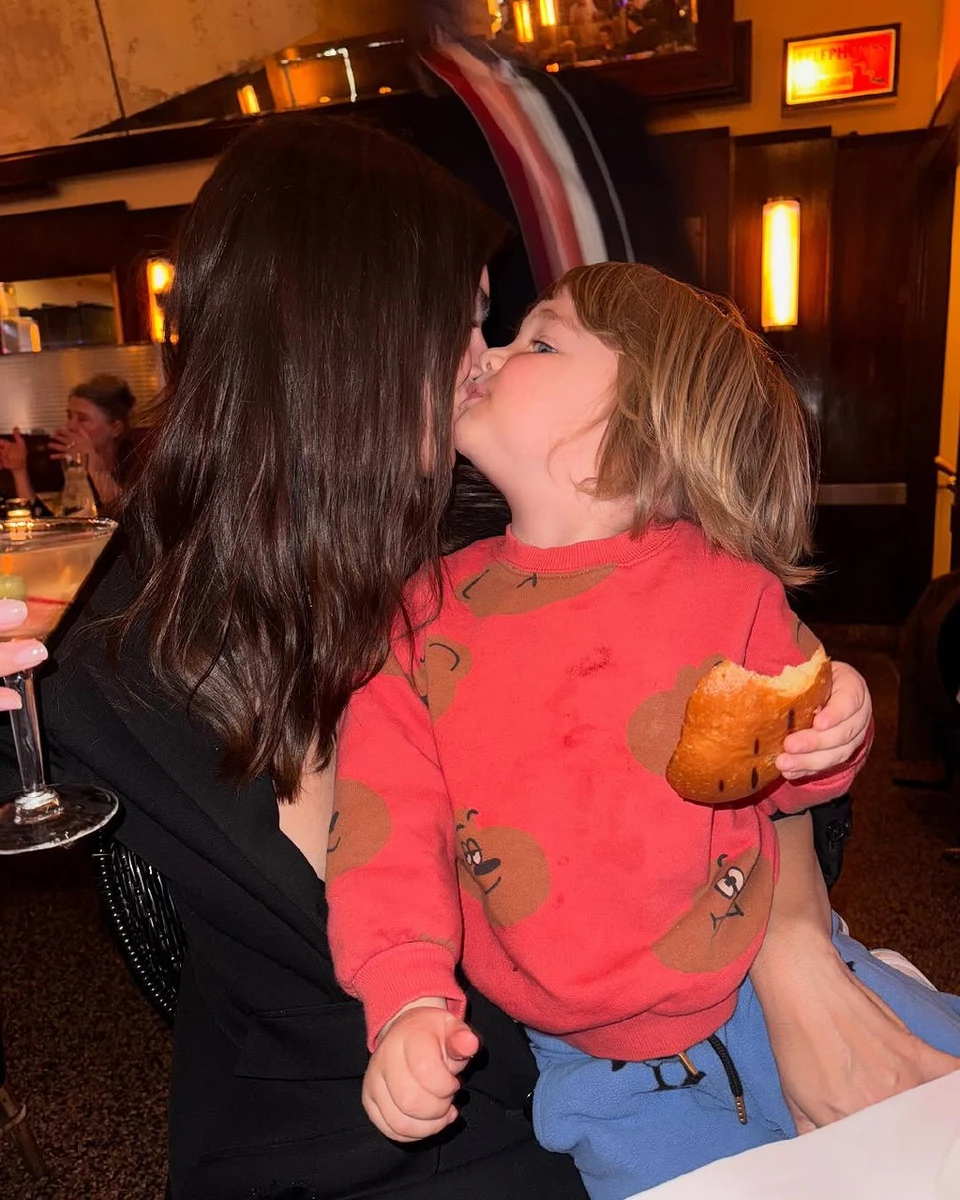 Ратаковскі поцілувалася з сином