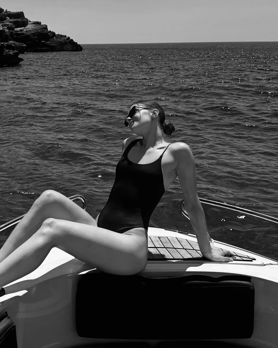 Дружина Остапчука на яхті в купальнику