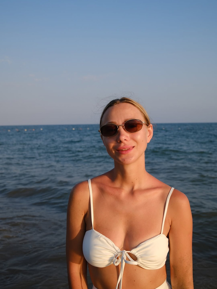 Дружина Павліка зазнімкувала своє декольте біля моря