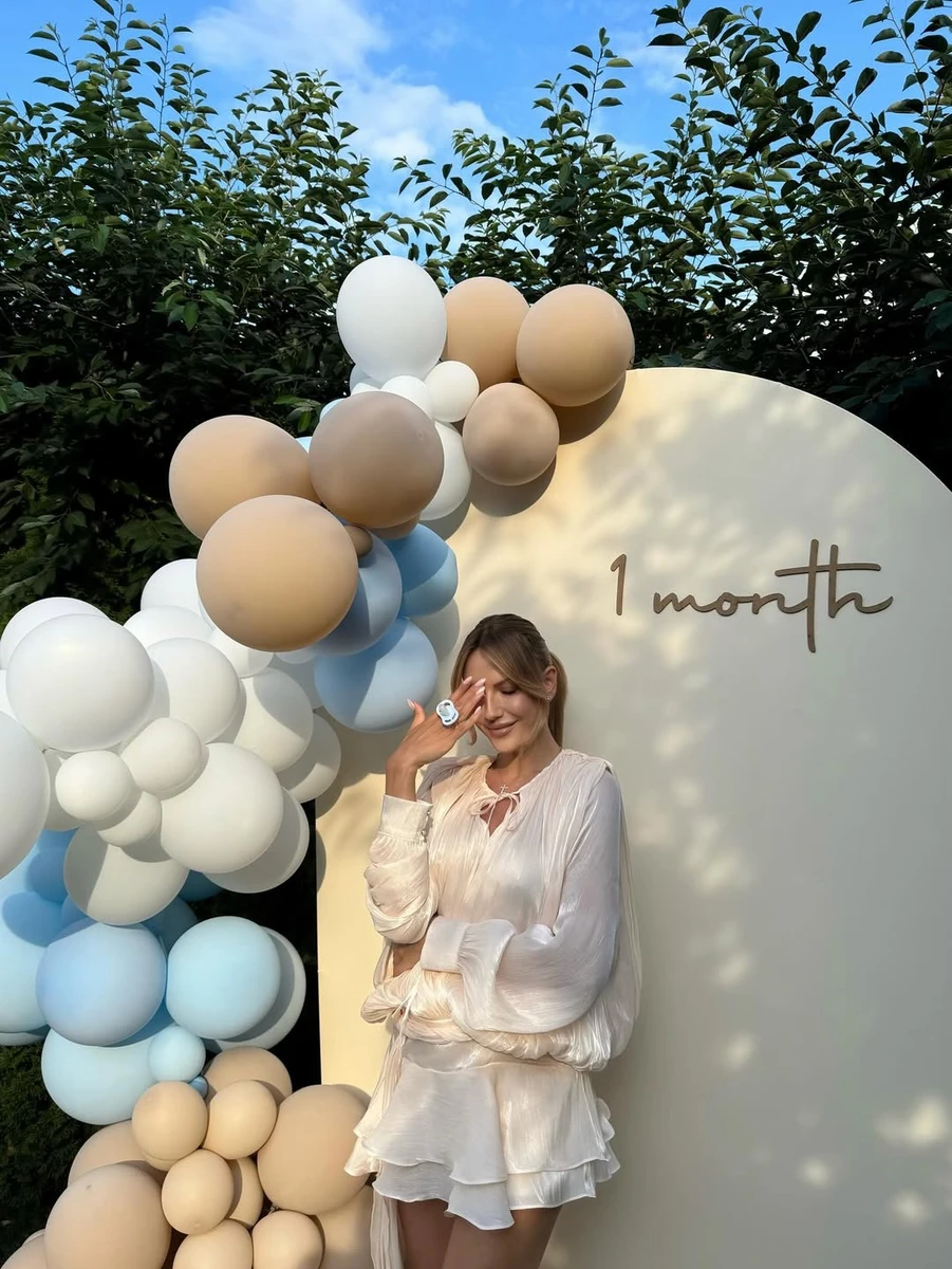 Леся Нікітюк у міні попозувала на вечірці з нагоди одного місяця сина