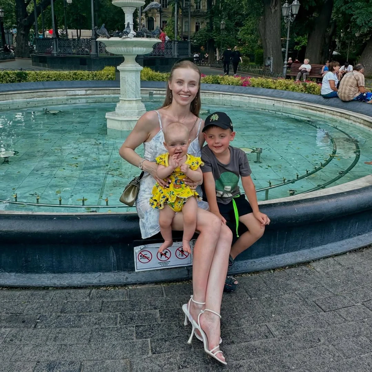 Анна Сагайдачна у міні посиділа на фонтані з сином і дочкою