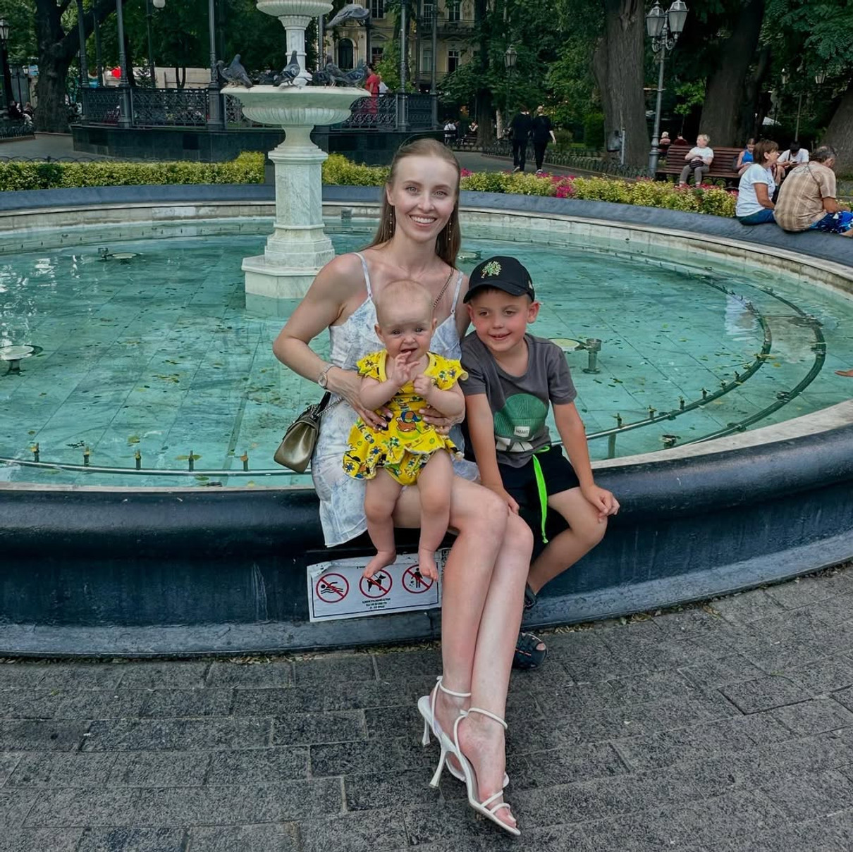 Анна Сагайдачна у міні посиділа на фонтані з сином і дочкою