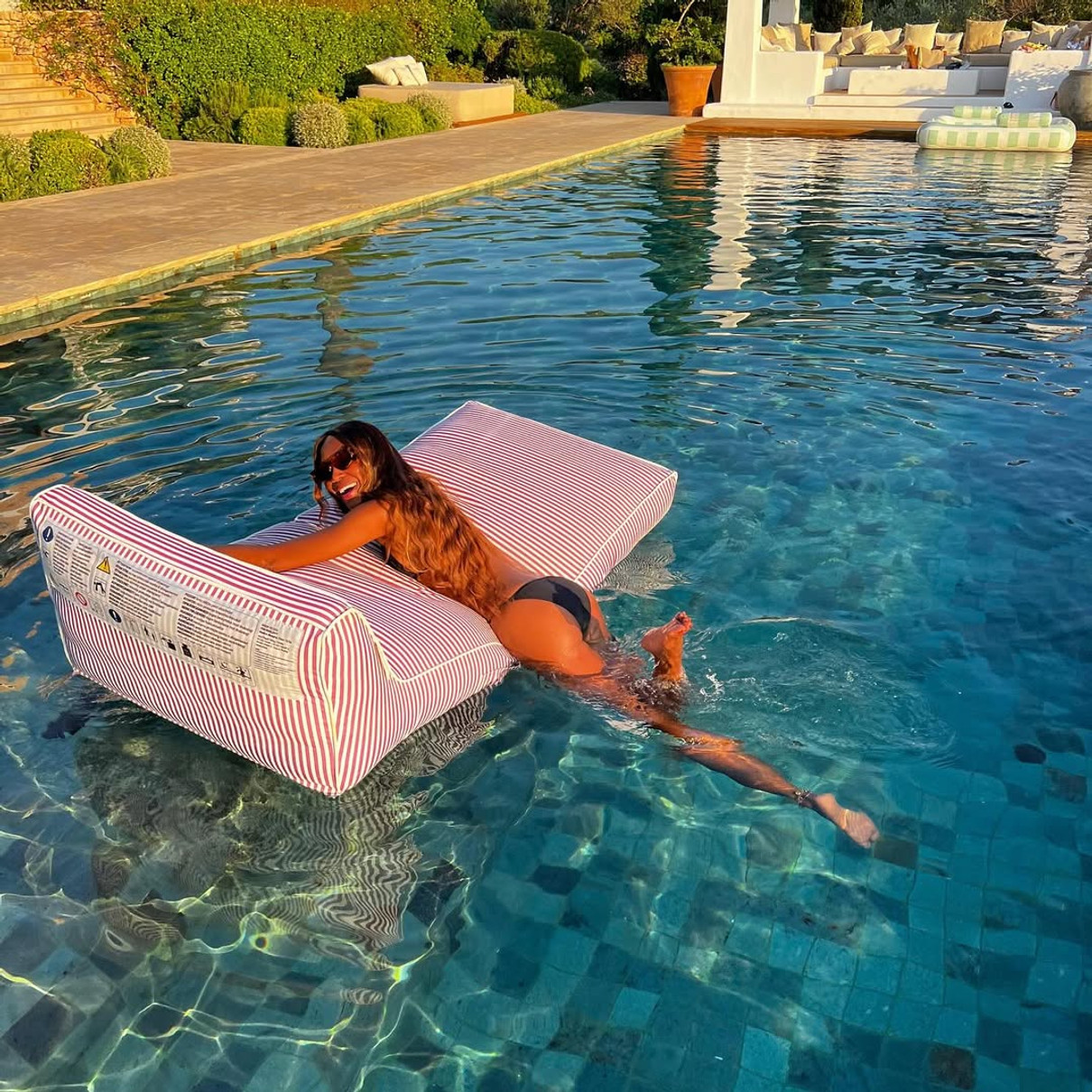 Наомі Кемпбелл у бікіні показала сідниці у басейні на Ібіці