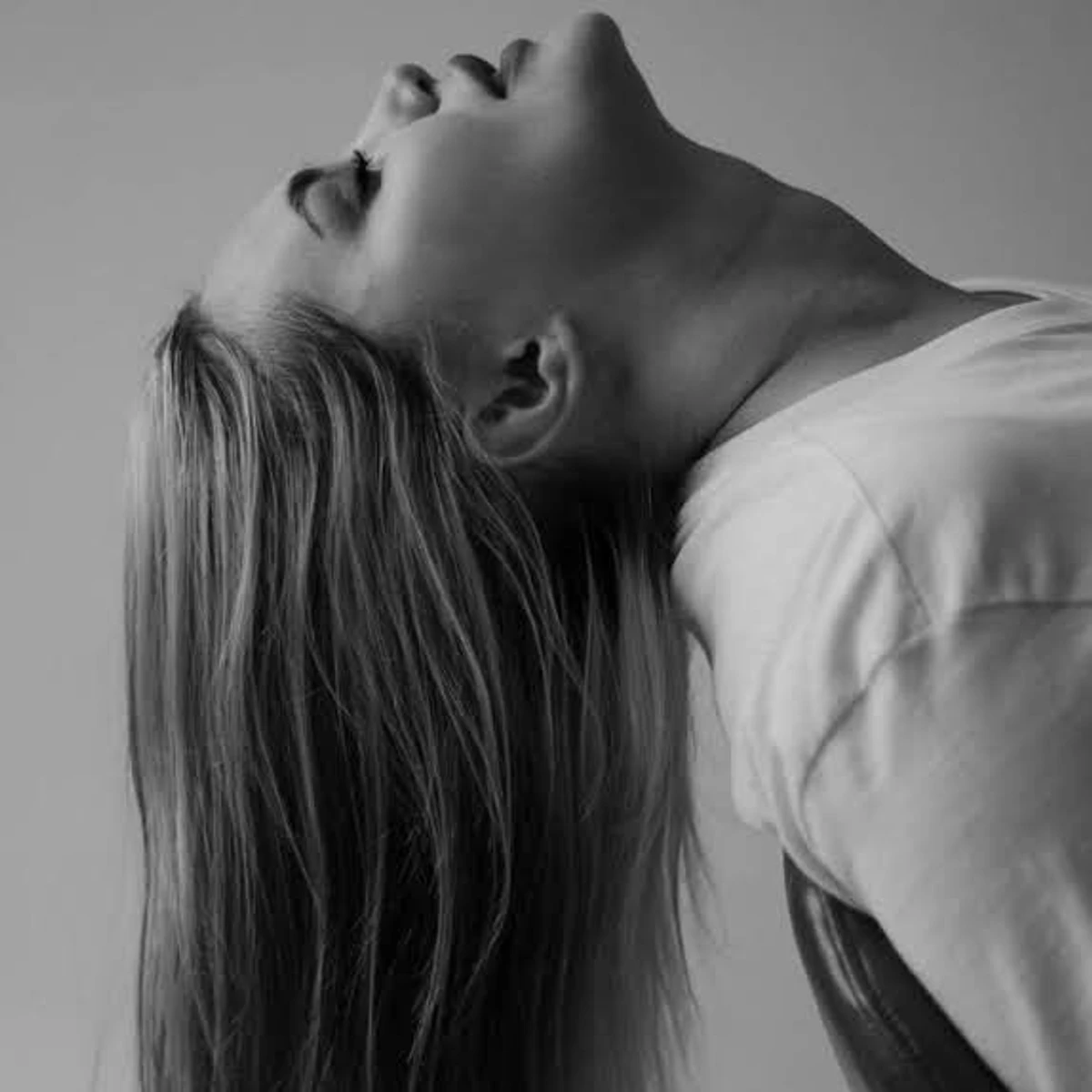 Алла Волкова у леопарді із стаканом