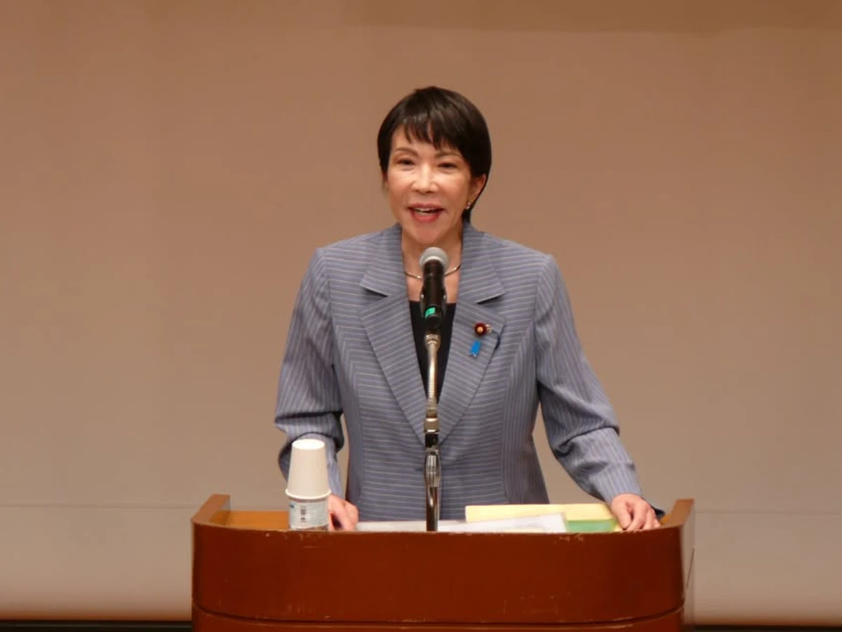 Санае Такаїті за трибуною