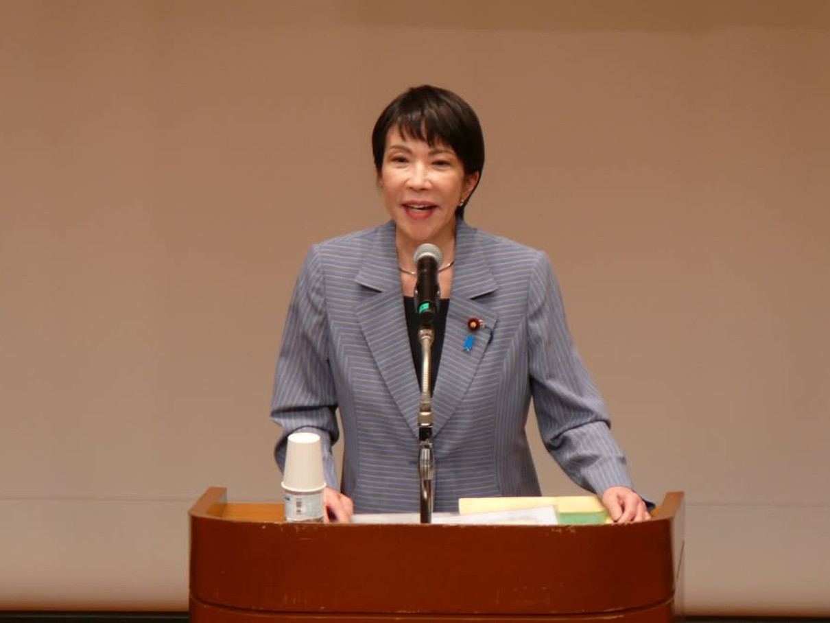 Санае Такаїті за трибуною