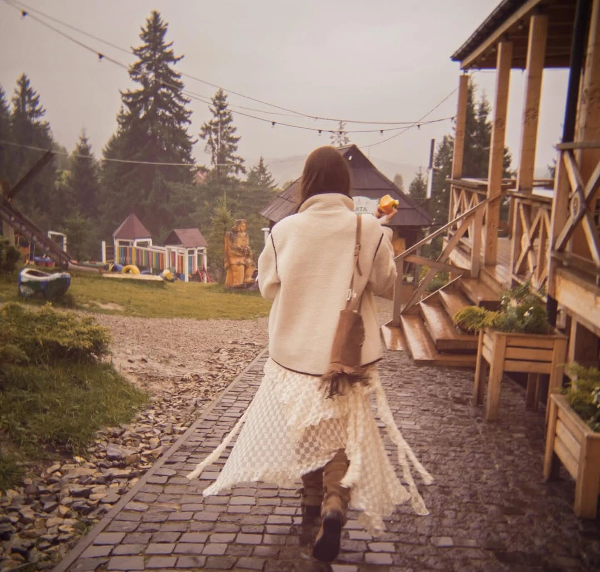 Христина Горняк у напівпрозорій сукні попозувала серед осінньої краси в Карпатах